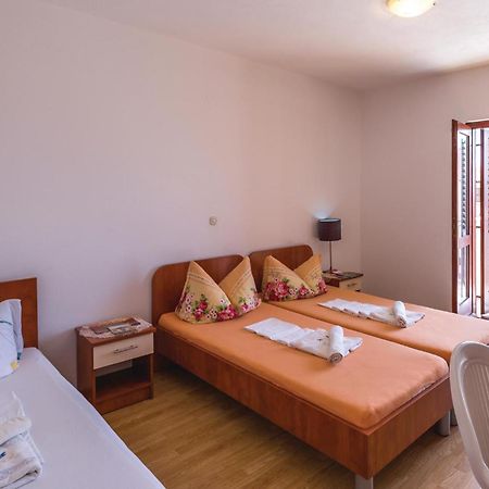 2 Bedroom Stunning Apartment In Makarska Luaran gambar