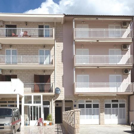 2 Bedroom Stunning Apartment In Makarska Luaran gambar
