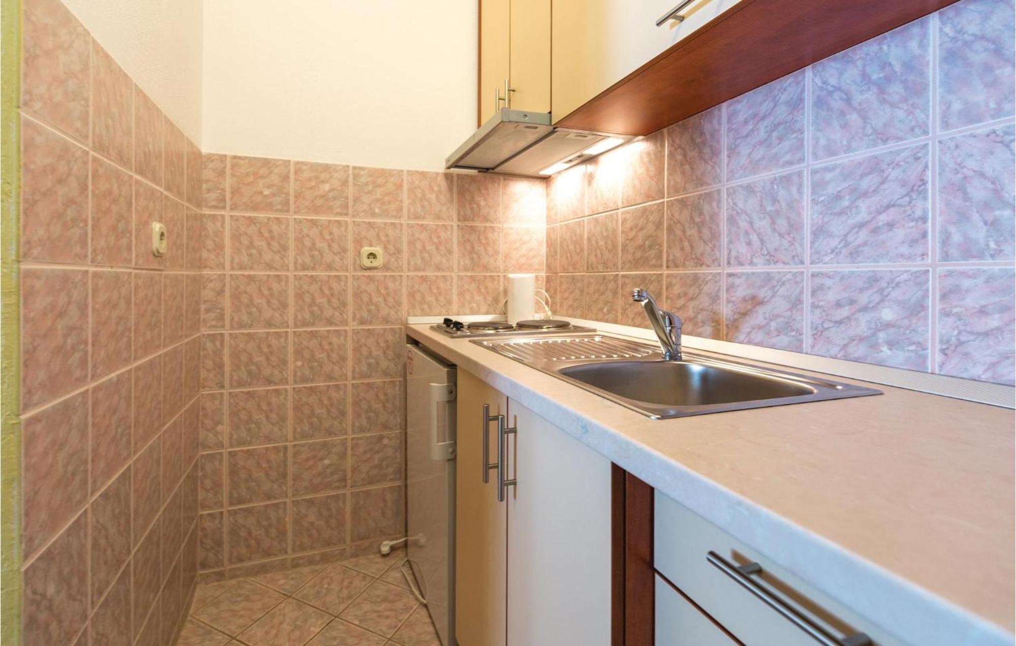 2 Bedroom Stunning Apartment In Makarska Luaran gambar