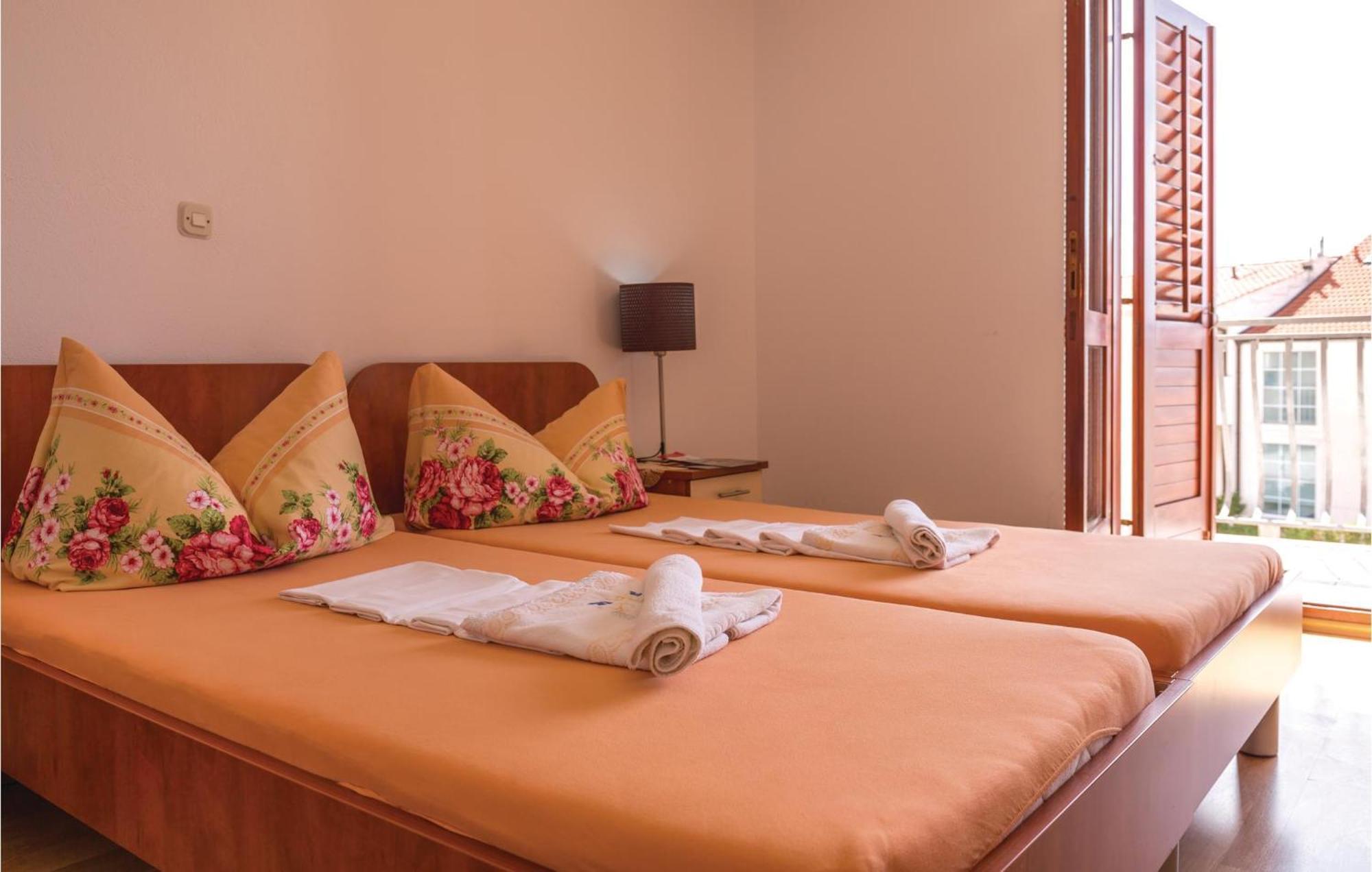 2 Bedroom Stunning Apartment In Makarska Luaran gambar