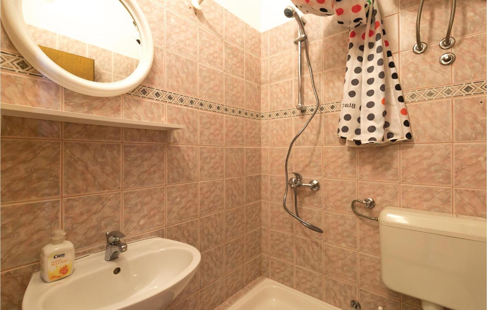 2 Bedroom Stunning Apartment In Makarska Luaran gambar