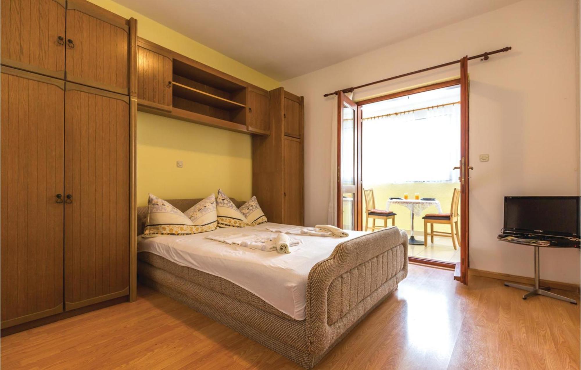 2 Bedroom Stunning Apartment In Makarska Luaran gambar