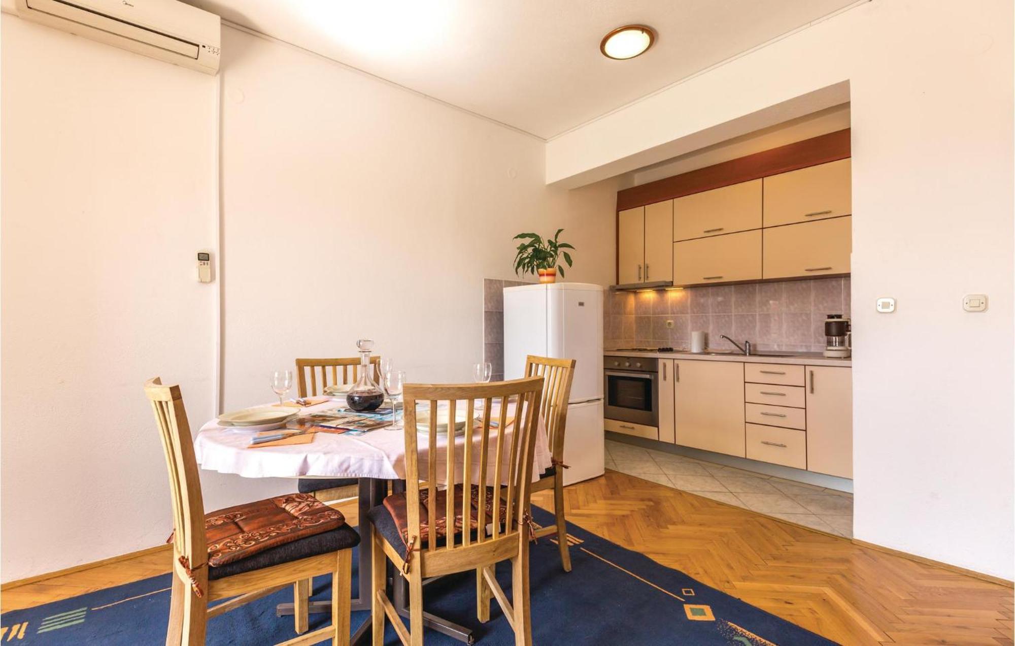 2 Bedroom Stunning Apartment In Makarska Luaran gambar