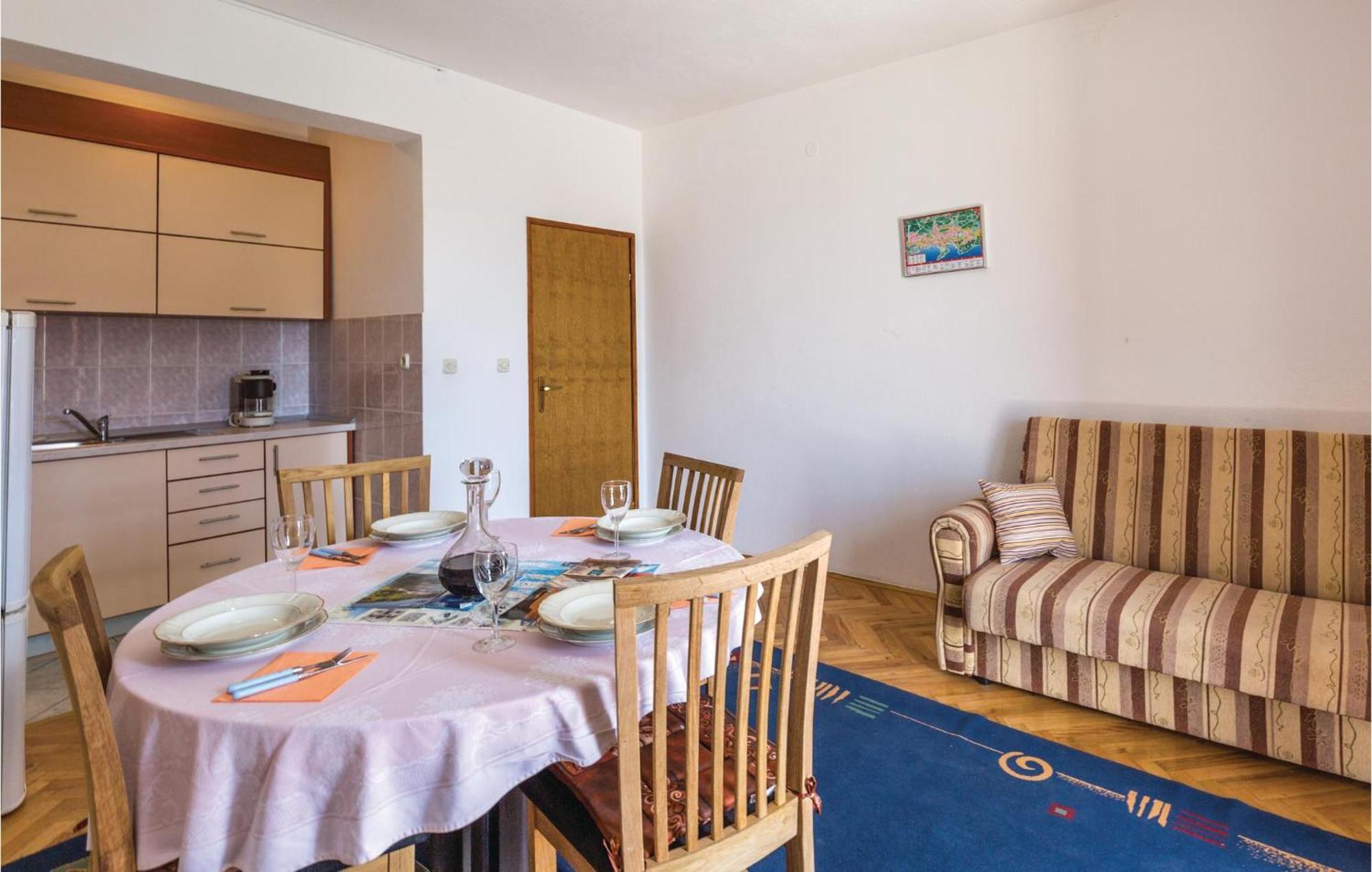 2 Bedroom Stunning Apartment In Makarska Luaran gambar