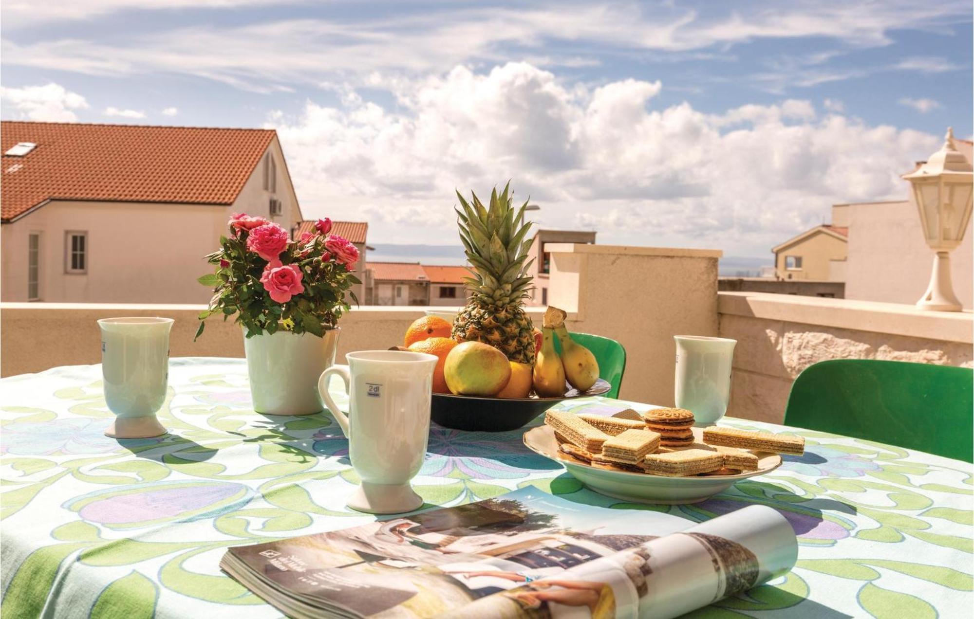 2 Bedroom Stunning Apartment In Makarska Luaran gambar