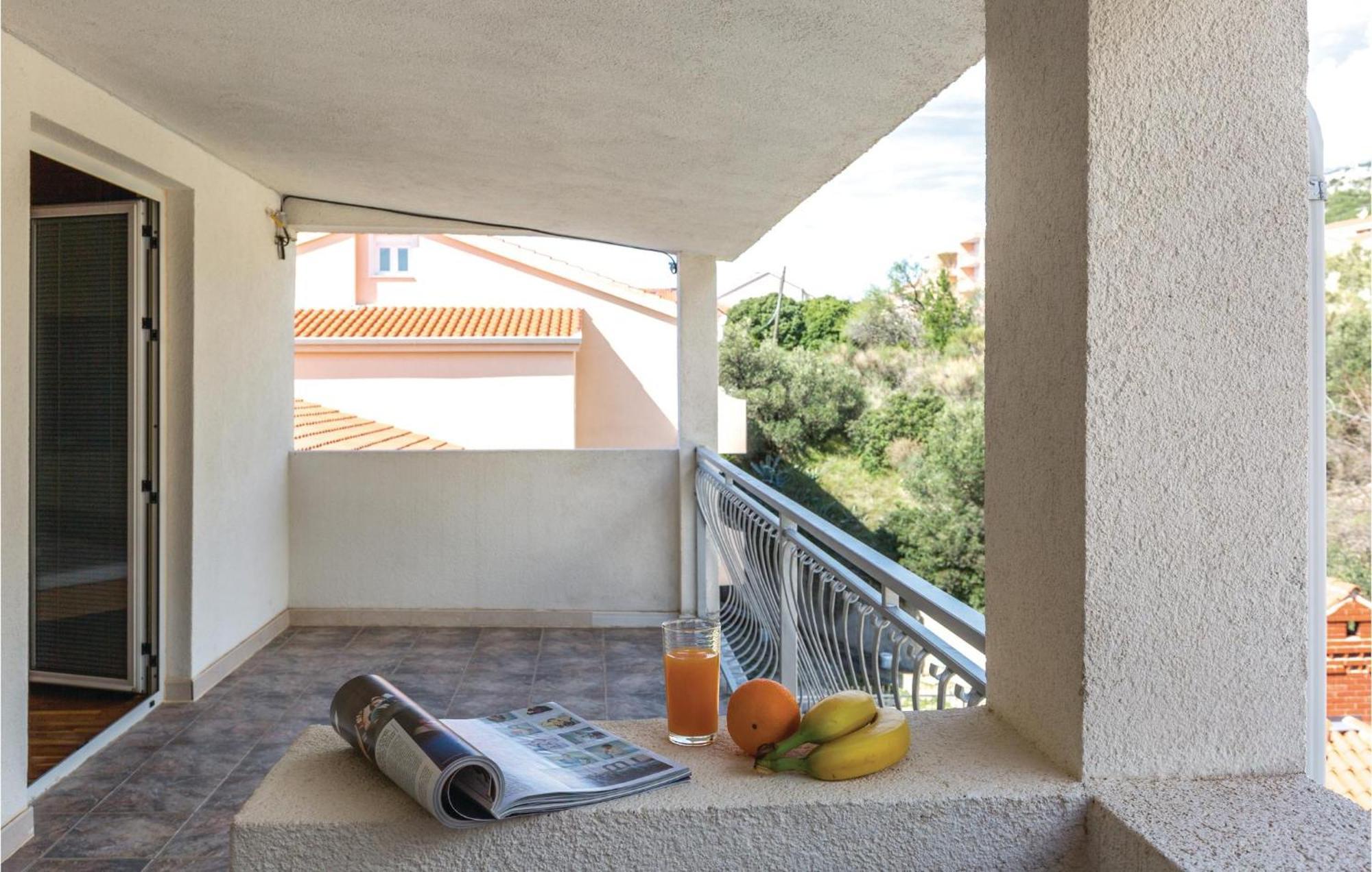 2 Bedroom Stunning Apartment In Makarska Luaran gambar
